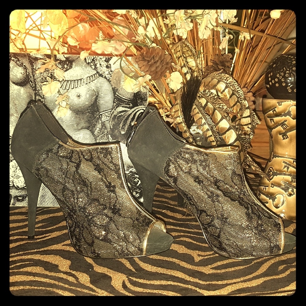 Never worn blk and gold embellished shoe